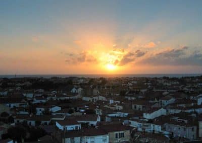 Vue panoramique de La Chaume au coucher du soleil avec la tour d'Arundel à l'horizon, photographie contemporaine collection Hardel.