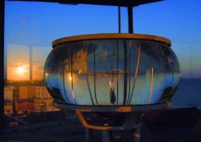 Phare des Sables d’Olonne au coucher du soleil avec reflets dans lentille optique maritime