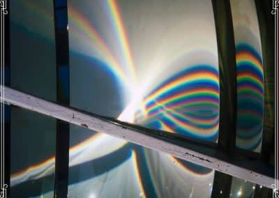 Interférences lumineuses dans une lentille de Fresnel avec spectre coloré et compression optique photographie François Hardel