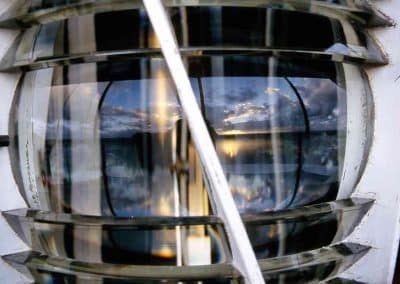 Reflets du paysage maritime dans une lentille de Fresnel avec effet de réfraction, photographie François Hardel