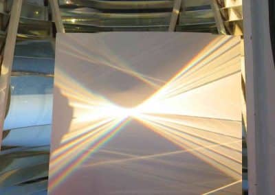 Projection lumineuse dans lentille de Fresnel avec spectre coloré au phare des Sables d’Olonne, photographie François Hardel