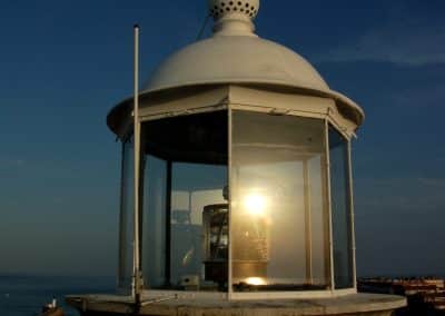 Lumière du soleil traversant une lentille de Fresnel dans 1er feux des Sables d’Olonne